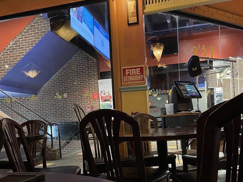 Le’s Vietnamese Restaurant interior