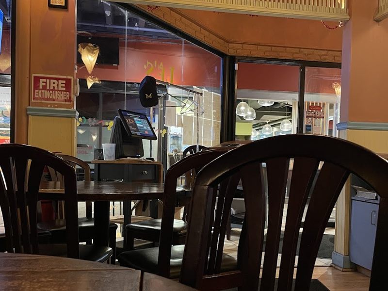 Le’s Vietnamese Restaurant interior